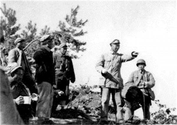 新四軍掉進日軍包圍圈，突然來兩人相救