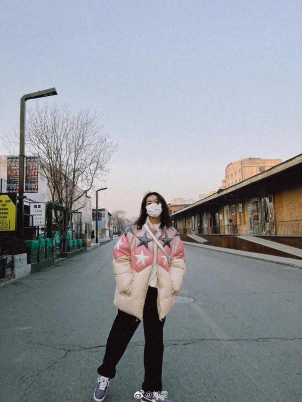 為何這個女人的穿搭總能做到隨性又高階？