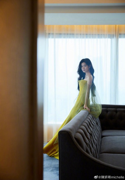 好久不見！辣媽陳妍希一襲黃裙白到發光