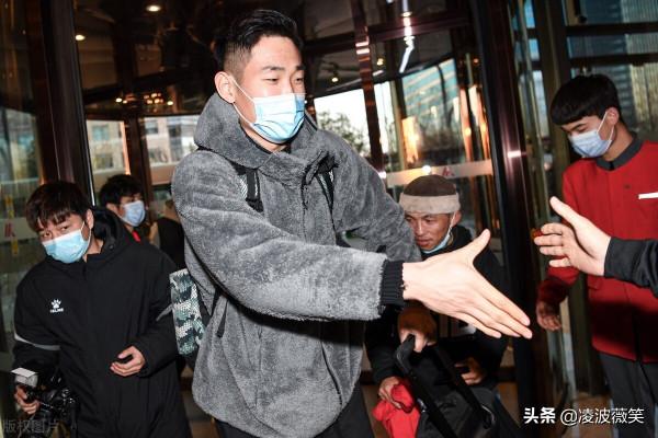 國足報到高畫質:戴偉浚首次亮相,蒿俊閔身著紅裝,韓佳奇潮味十足 國足報到高畫質:戴偉浚首次亮相,蒿俊閔身著紅裝,韓佳奇潮味十足