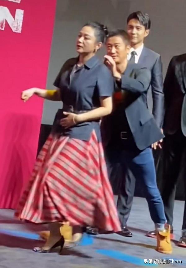 53歲陳紅退隱太可惜，穿半裙被推C位害羞，老戲骨還是“嫦娥”顏