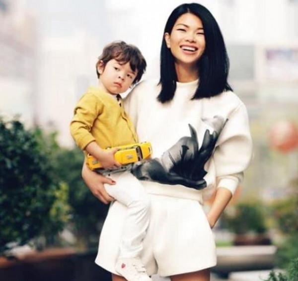 超模呂燕：被身邊人嫌棄，嫁法國貴族後被寵成公主，兒子成她驕傲