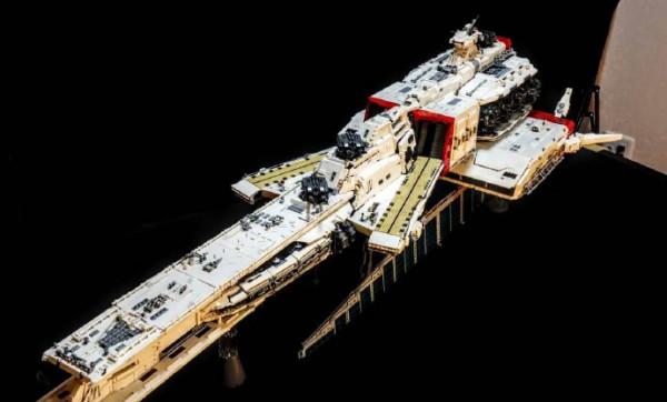 樂高製作的大比例高達戰艦群