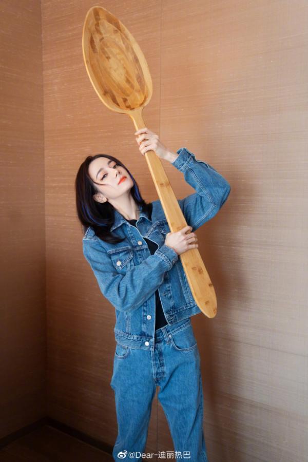 熱巴穿牛仔裝挑染藍髮亮眼 手拿乾飯勺搞怪 熱巴穿牛仔裝挑染藍髮亮眼 手拿乾飯勺搞怪