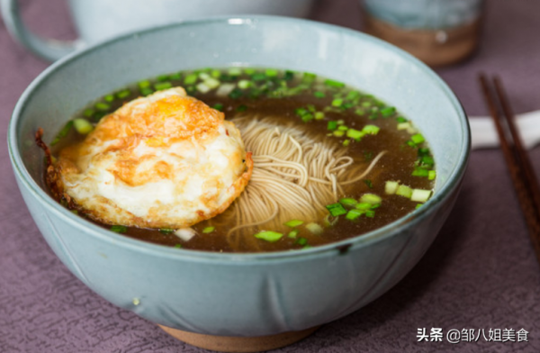 雞蛋直接下鍋煎，難怪做不好！教您一招，荷包蛋完整漂亮不粘鍋