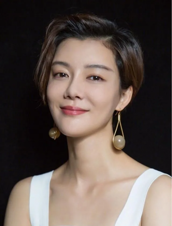 &OpenCurlyDoubleQuote;鐵梅奶奶&rdquo;車毅孫女車曉：端莊典雅溫婉大方（一張與母親合影）
