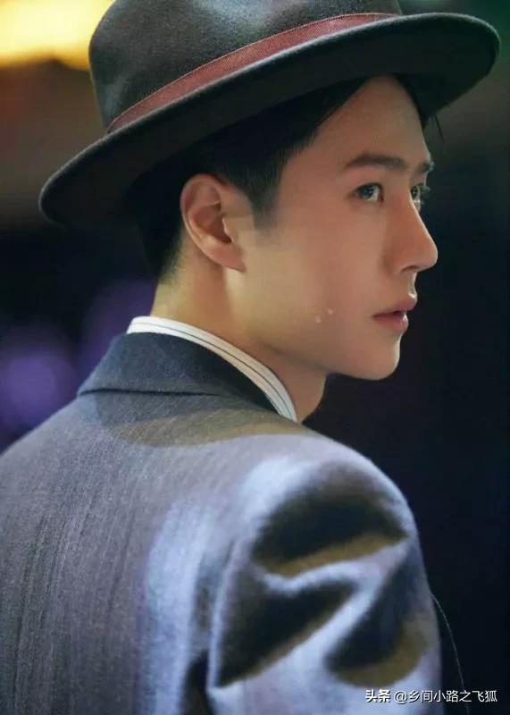 王一博《街舞》決賽秀舞技 穿復古西裝戴小禮帽更添韻味 王一博《街舞》決賽秀舞技 穿復古西裝戴小禮帽更添韻味