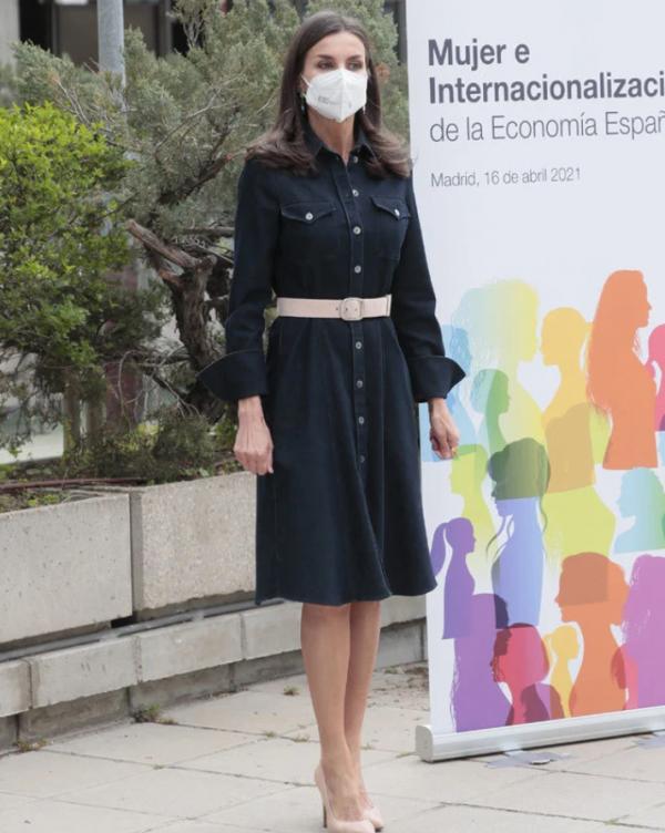 西班牙王后真是清流,一條牛仔裙穿3年,頭髮白了不少氣質卻沒變 西班牙王后真是清流,一條牛仔裙穿3年,頭髮白了不少氣質卻沒變