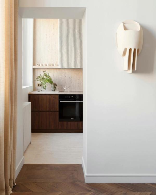 一位優雅女士的巴黎住所，木頭和大理石，舒服又貌美，太理想了