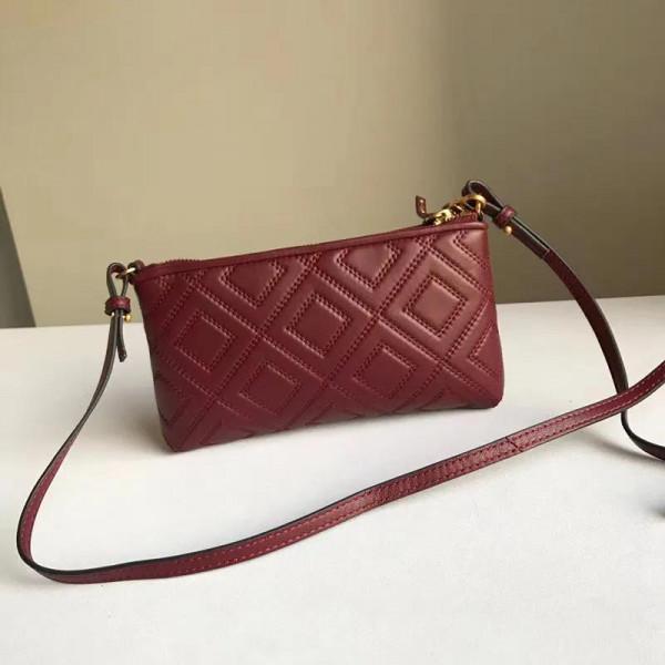 鏈條單肩小包，配有可拆卸的長肩帶和手提鏈條，可手提單肩斜挎