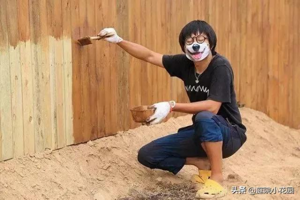 他賣掉城裡的房子，包了個山頭，打造集裝箱陽光房、小木屋、花園