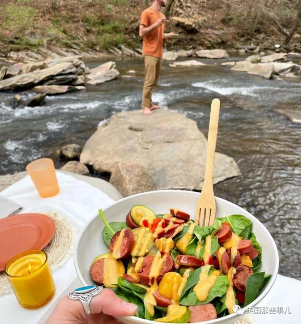 恩愛情侶開房車環遊美國，結果兩個月後，只有一個人回家