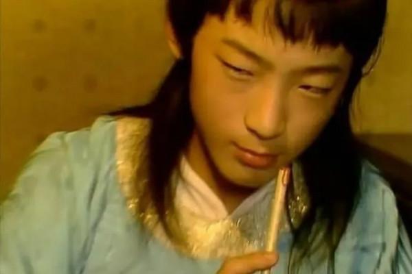 他因為長得醜，飾演了87版《紅樓夢》的賈環，今成斯文儒雅萌大叔