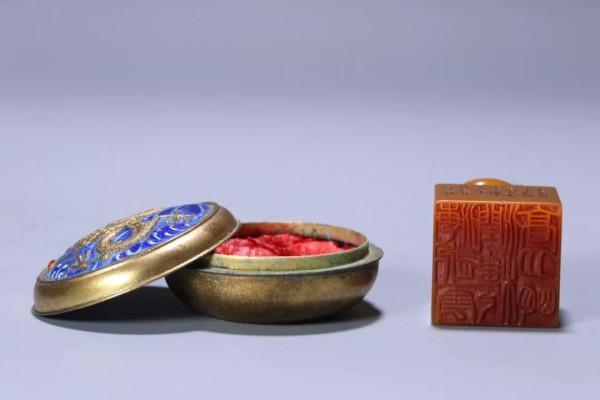 舊藏，“童大年”款田黃瑞獸印章，一枚銅鎏金烤藍印泥盒，