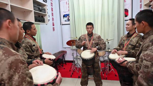 從地方文藝青年到解放軍戰士