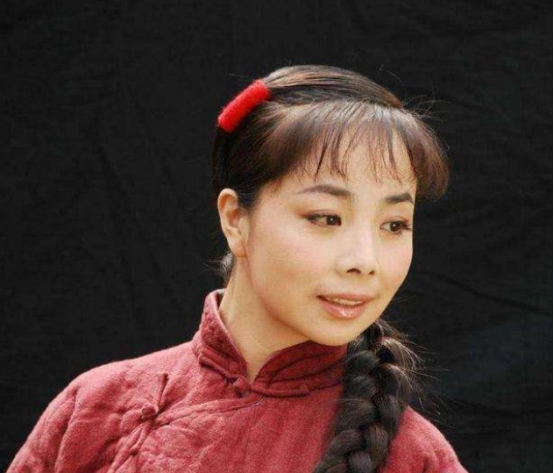 王二妮：22歲成名，29歲嫁初戀農村丈夫，被婆家寵成小公主