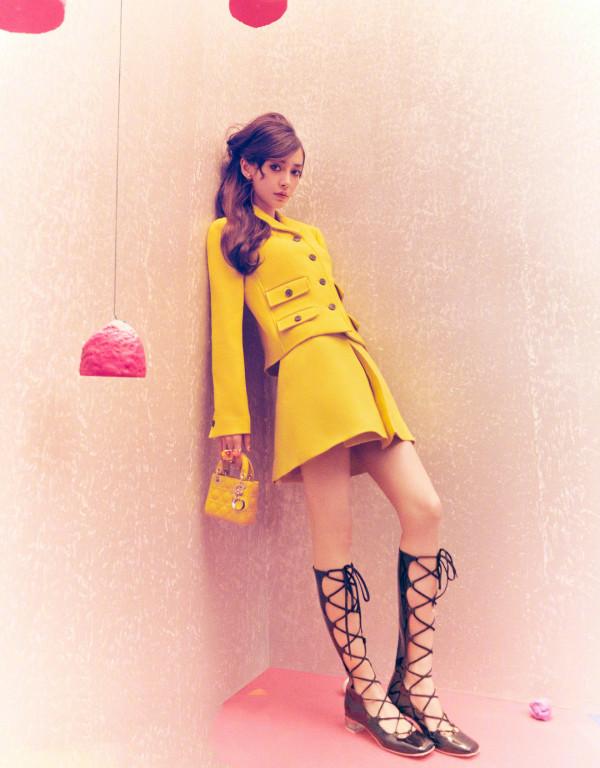 Baby最新雜誌封面曝光，煙燻妝也遮不住仙女臉，綁帶鞋有點看不懂