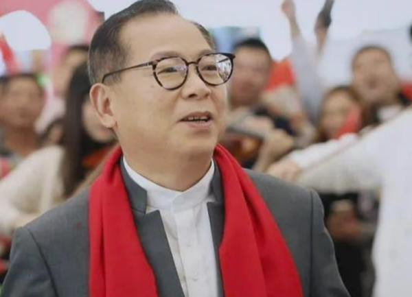 “愛國歌手”張明敏：28歲爆紅後被打壓，賣掉車房義演