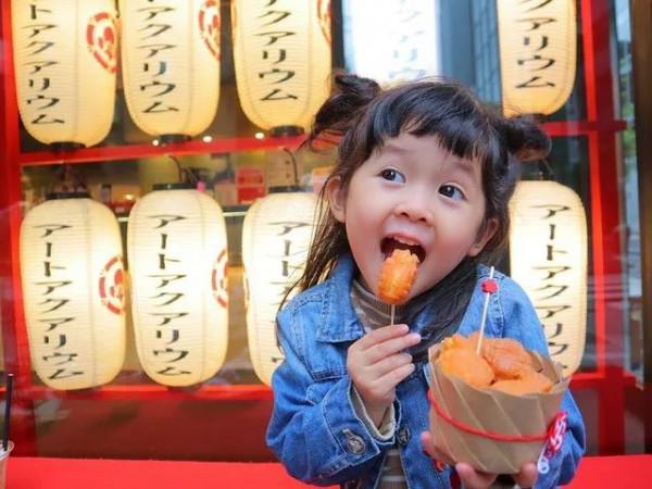 日本“紙箱寶寶”長大了！看過她爸媽的照片後，我酸了