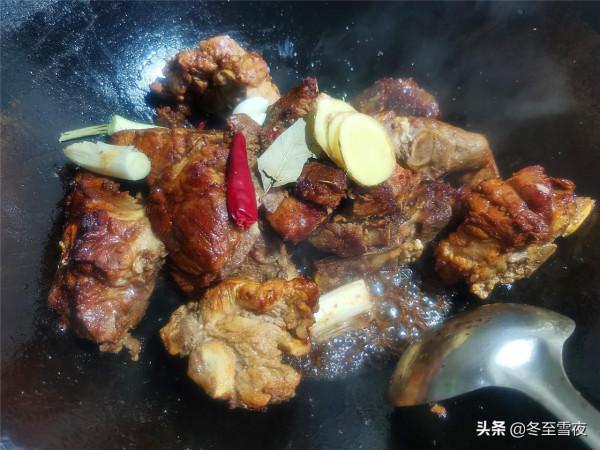 冬季饞肉就吃它，同樣是骨頭，比排骨便宜，吃著有樂趣，越啃越香