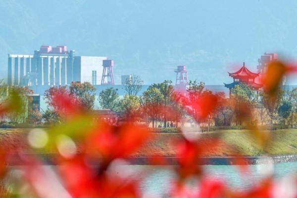 多彩庫岸三峽美