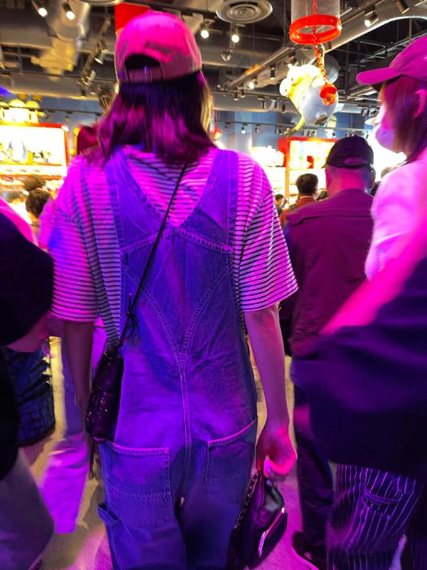 盤點環球影城偶遇明星生圖,白敬亭似商務精英,林依輪兼職賣貨? 盤點環球影城偶遇明星生圖,白敬亭似商務精英,林依輪兼職賣貨?