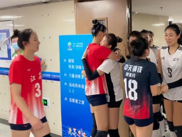 女排新晉一姐，帶隊強勢逆轉贏球后，張常寧為何會抱住丁霞痛哭？