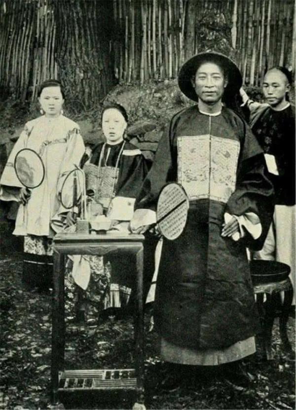 清朝在歷史上完全碾壓明朝，所以清朝取代明朝是必然