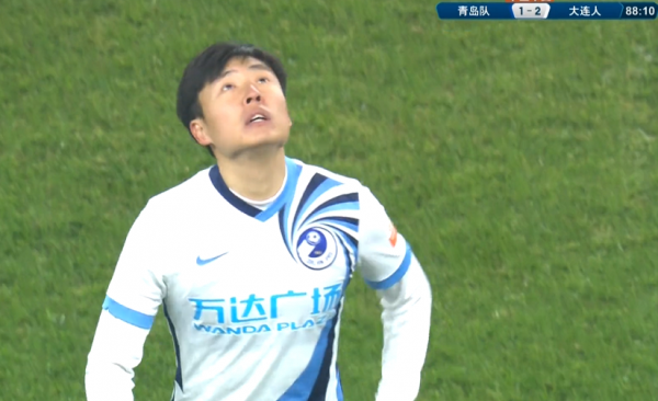 不走運！33歲前國腳替補30秒傷退被換下，一度被抬上擔架神情沮喪