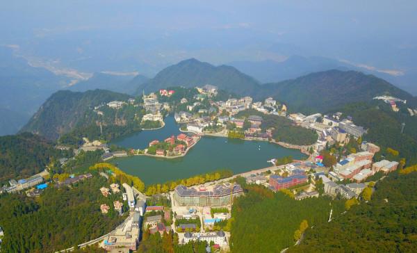 湖北一定要去的景區，常年煙霧繚繞，峰頂聳入雲表