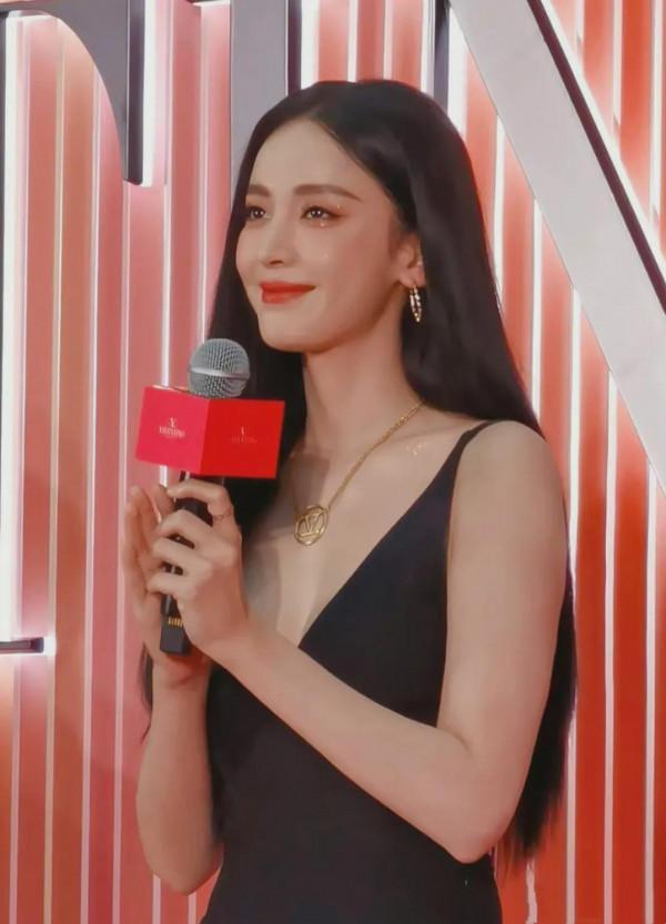 29歲娜扎與24歲關曉彤同臺(娜扎長髮迴歸) 29歲娜扎與24歲關曉彤同臺(娜扎長髮迴歸)