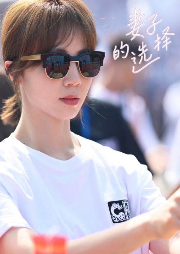 黃磊老婆新造型像“換臉”顏值慘跌!染女團髮色走機場,意外顯老 黃磊老婆新造型像“換臉”顏值慘跌!染女團髮色走機場,意外顯老