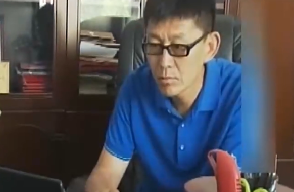 內蒙34歲男子借200萬包下荒漠,幾年後成當地首富,黃沙中真有黃金? 內蒙34歲男子借200萬包下荒漠,幾年後成當地首富,黃沙中真有黃金?