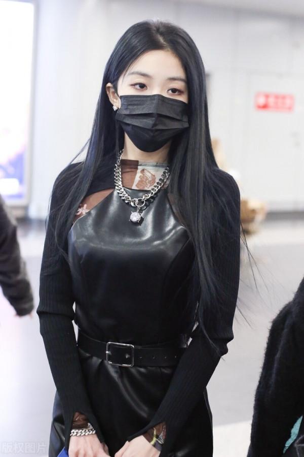 喻言穿黑色針織衫搭配黑色皮裙,一頭黑色長髮柔順 喻言穿黑色針織衫搭配黑色皮裙,一頭黑色長髮柔順