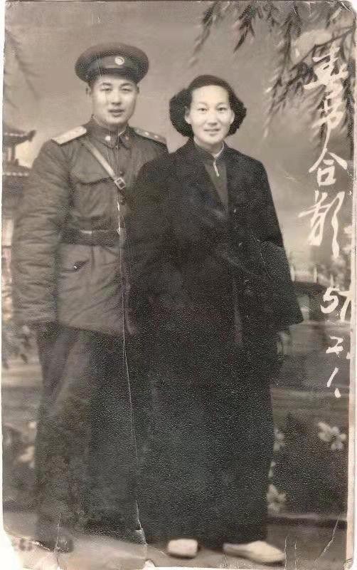 1952年，一連長在看紀錄片時突然大哭，指著螢幕：那是我妻子啊