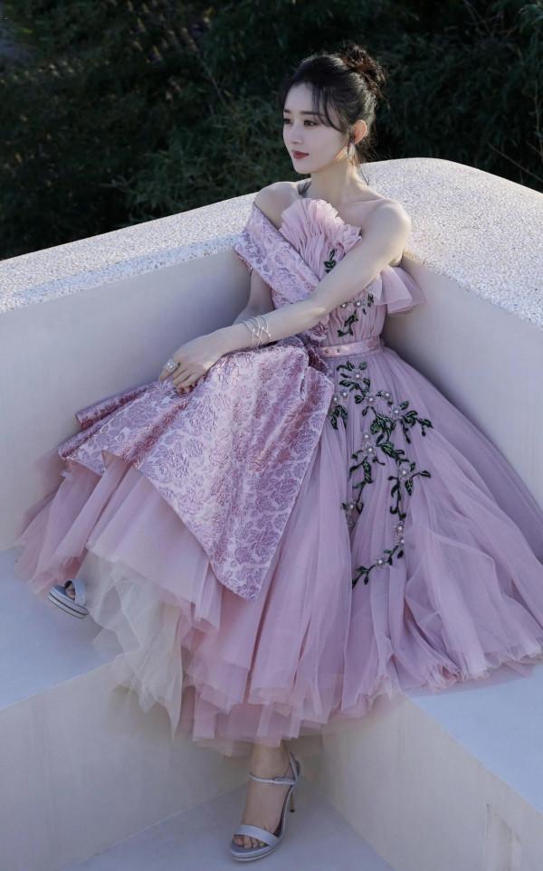 趙麗穎粉色公主裙穿上恨天高美麗動人