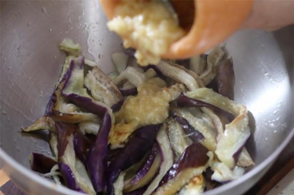 我家做涼拌茄子，不用上鍋蒸，茄子不變色，水汽少，入味好吃