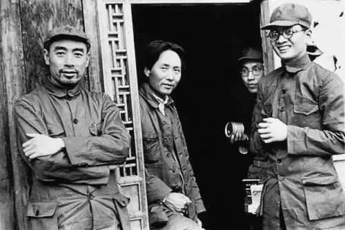 遵義會議後，博古被撤銷最高領導權，他弟弟卻越當越大，成正部級