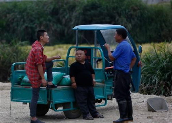 他身高1米2,結婚後幫2個弟弟娶媳婦,今一家10口住別墅不分家 他身高1米2,結婚後幫2個弟弟娶媳婦,今一家10口住別墅不分家