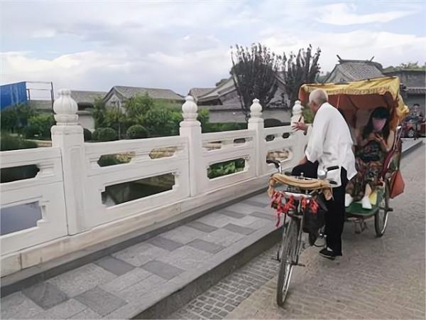 北京蹬三輪大爺1小時掙150元,住四合院,真正身份是“貝勒” 北京蹬三輪大爺1小時掙150元,住四合院,真正身份是“貝勒”