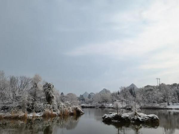 春雪紛飛染冬色 黔地皚皚似北國