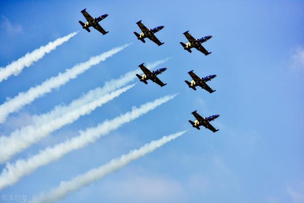 戰機試飛萬米高空突然沒油，墜毀之際，中國試飛員創造奇蹟