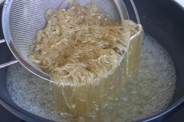 做肉末炒粉條，記住兩個關鍵點，不管放多久，粉條都不粘不坨