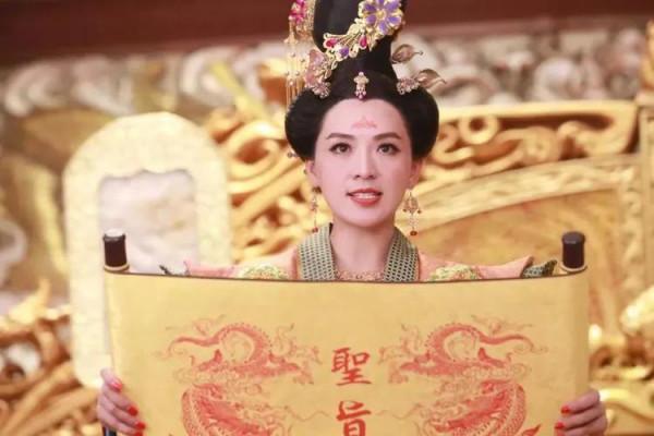 一個被溺愛長大的公主,夢想是坐上皇位,甚至不惜謀害父親 一個被溺愛長大的公主,夢想是坐上皇位,甚至不惜謀害父親