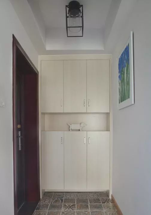 老公堅持窮裝修，牆面只刷白牆就入住，完工後全家人都很滿意