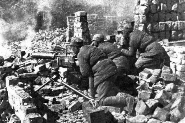 豫東戰役我軍身陷重圍，粟裕大將兩變戰術殲敵9萬，活捉區壽年