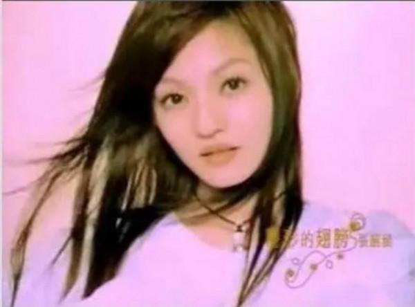 當年紅極一時，如今“消失匿跡”的8位歌手，大都只能縣城商演了