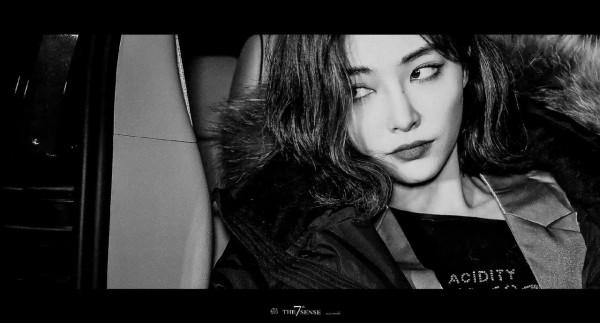 許佳琪下班，一身隨意的造型，看著好有時尚感