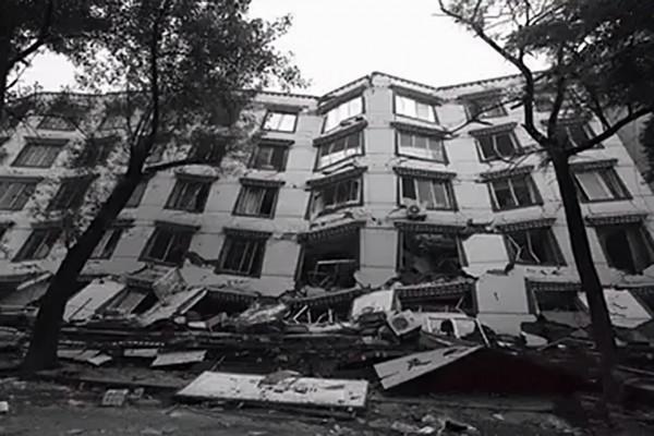 汶川地震時，一張西安“老師救娃”照感動眾人，他們相約5年一見