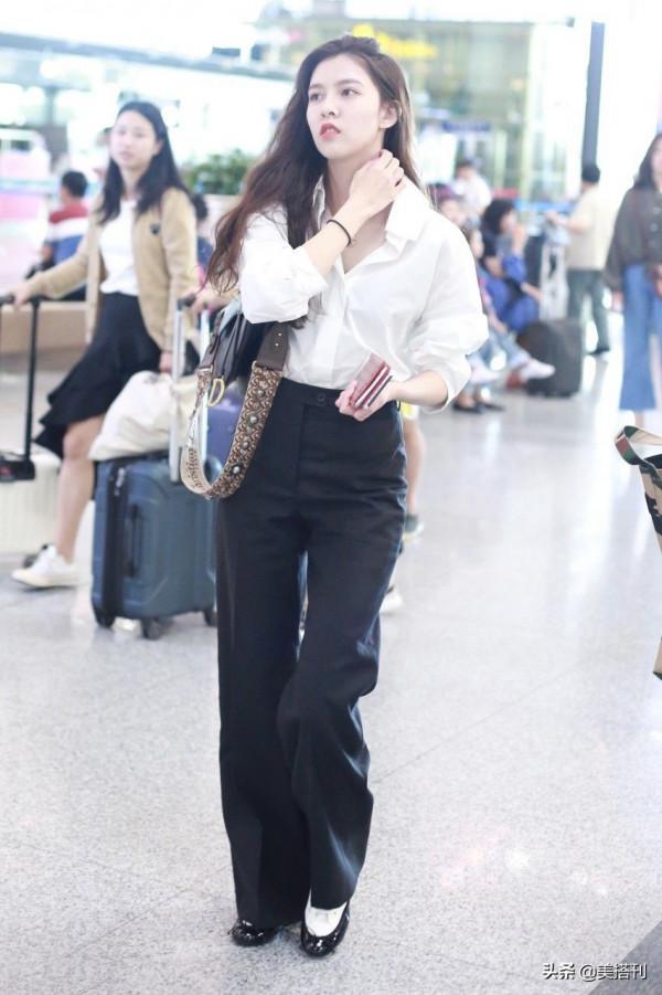 CC宋妍霏衣品翻車!針織衫西褲太肥了,169身高看起來卻又胖又矮 CC宋妍霏衣品翻車!針織衫西褲太肥了,169身高看起來卻又胖又矮